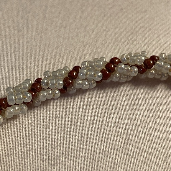 NWOT - White and Copper Coloured Twisted Design Beaded Magnetic Clasp Bracelet - Picture 2 of 7